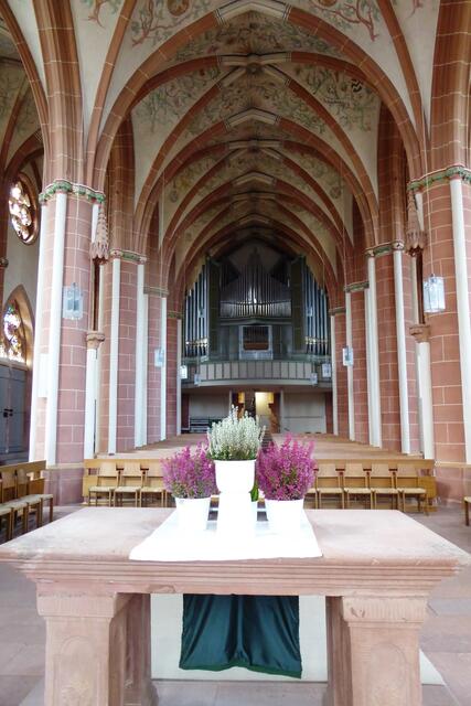 Blick vom Altar zur Hauptorgel über dem Zugangsportal.