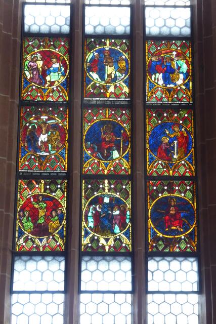 Das Kirchenfenster hinter dem Altar zeigt Stationen vom Verhör bei Herodes, die Kreuzigung, die Auferstehung und die Himmelfahrt. 