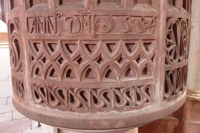 Der Kanzelkörper aus Sandstein trägt als Jahr der Fertigung die Inschrift: ANN° DNI 1554. Ansonsten zieren viele Ornamente den Stein.
