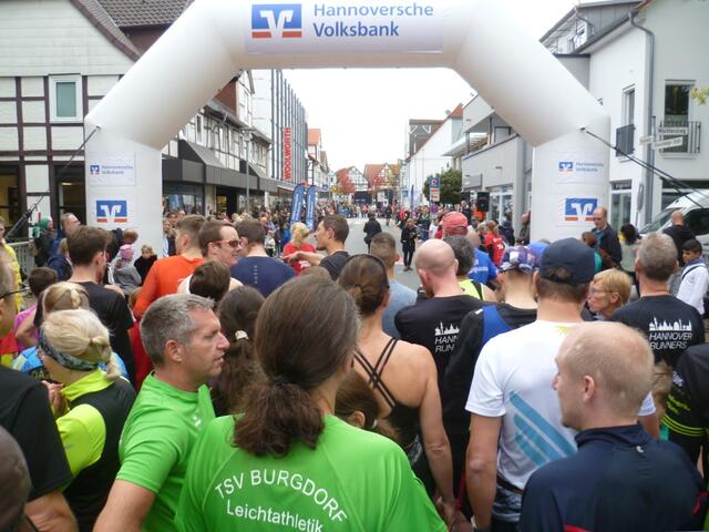Startaufstellung (Richtung Marktstraße) der Hauptläufe 2,5 km, 5 km und 10 km. 
