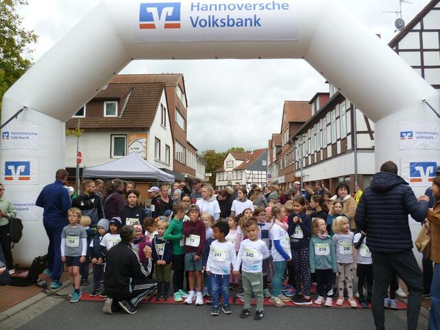 Kinderlauf 660 Meter. Startaufstellung.
