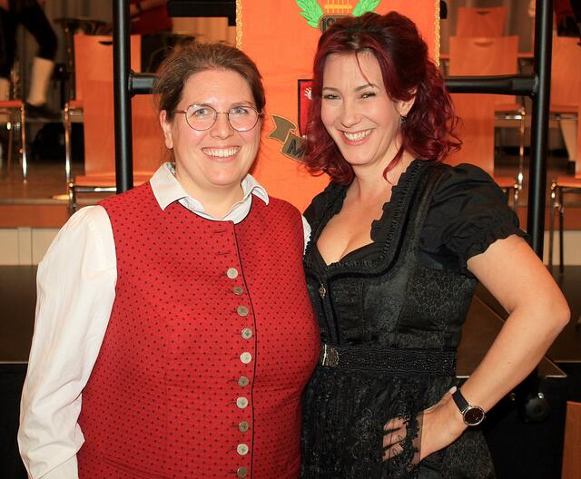 Durch die beiden Dirigentinnen der Kapellen Birgit Thanner und Jennifer Tander-Ammann, die eine frühere gemeinsame Studienzeit verbindet, kam der Konzertabend in Meitingen  | Foto: Peter Heider