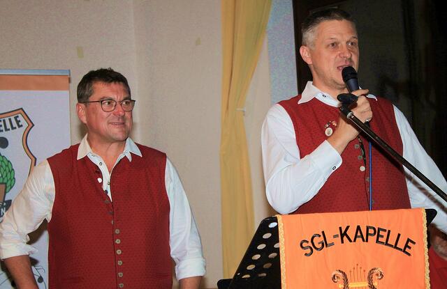 Die beiden SGL Kapellen Vorsitzenden Uli Riemensperger (links) und Uli Spiegel (rechts) überreichten den Schweizer Gästen ihr Gastgeschenk. | Foto: Peter Heider