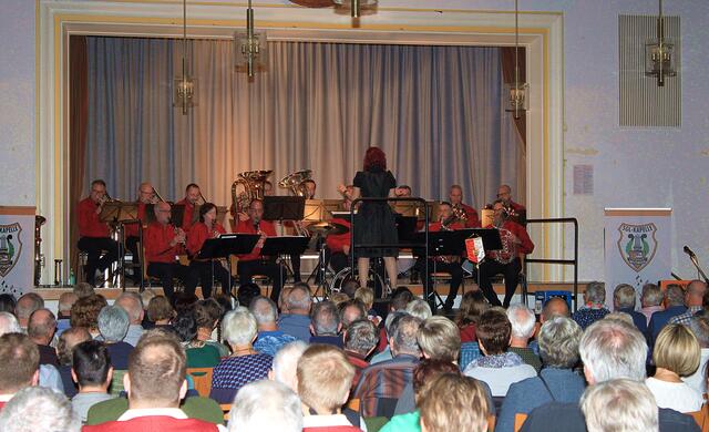 Vollbesetzt. In der Halle war kein Platz war mehr frei beim Konzert in der beiden Blaskapellen. | Foto: Peter Heider