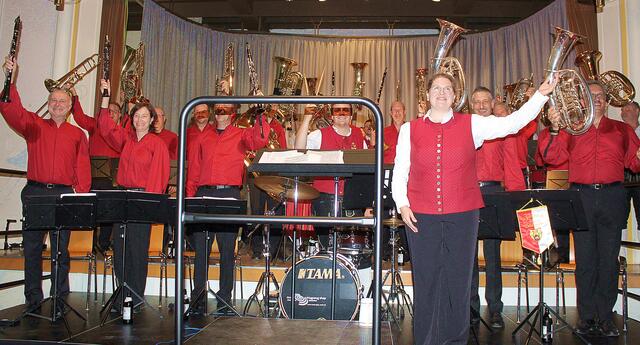 Zum Abschluss des Konzertabends dirigierte auch Birgit Thanner den Gemeinschaftschor. | Foto: Peter Heider