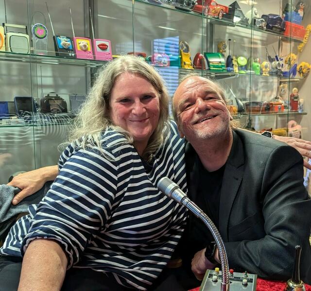 Elisabeth van Langen und Karsten Vorwerk. Die Schriftstellerin und der Pianist kennen sich bereits viele Jahre und manchmal gibt es ein Wiedersehen, wie hier am 6.10.24. im Phonomuseum Dormagen. | Foto: Elvira Krause