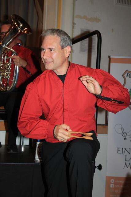 An die beliebte Löffelpolka erinnerte mit Holzlöffeln ein Schweizer Musiker bei seiner Soloeinlage. | Foto: Peter Heider