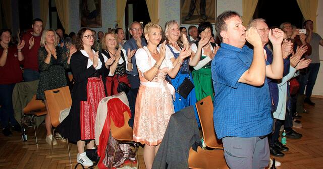 Das begeisterte Publikum hielt es bei der zünftigen Musik nicht mehr auf ihren Sitzplätzen. | Foto: Peter Heider