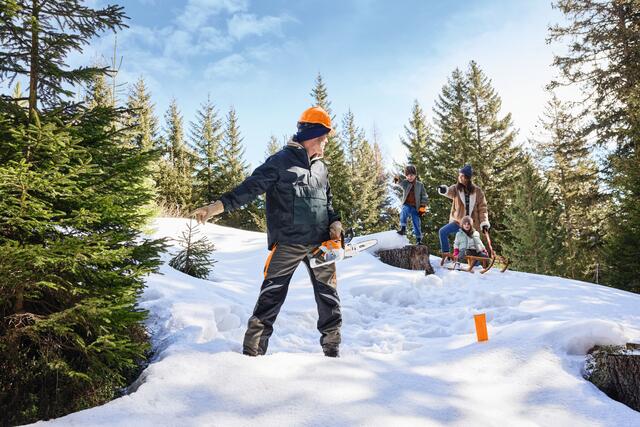 Das gemeinsame Aussuchen des Wunschbaumes steigert die Vorfreude auf das Weihnachtsfest. | Foto: djd-k/STIHL/Thomas Kettner
