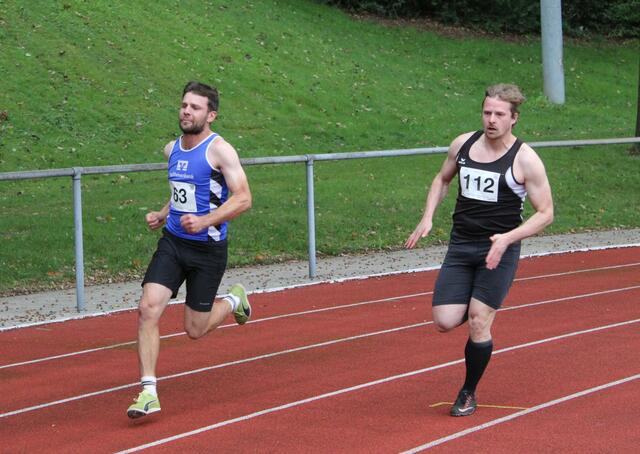 Fabian Munz im Duell mit Sebastian Randelzofer auf der 200 Meter Strecke