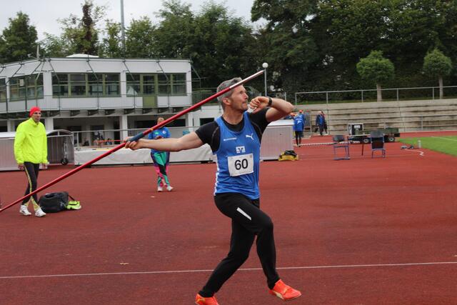 ... und weite Würfe mit dem 800 g Speer