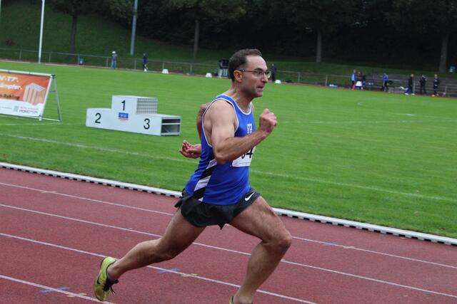 Durchs Bild sprintet hier Bernhard Obster über 200 Meter 