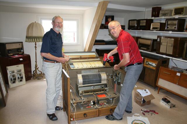 Damaliger Museumsrefrent Alfred Sigg (rechts) half Erwin Fischer die MSN Concord aufzustellen und machte den "Handlanger". Sie spielt jetzt ohne Münzweinurf im Radiomuseum Wertingen.