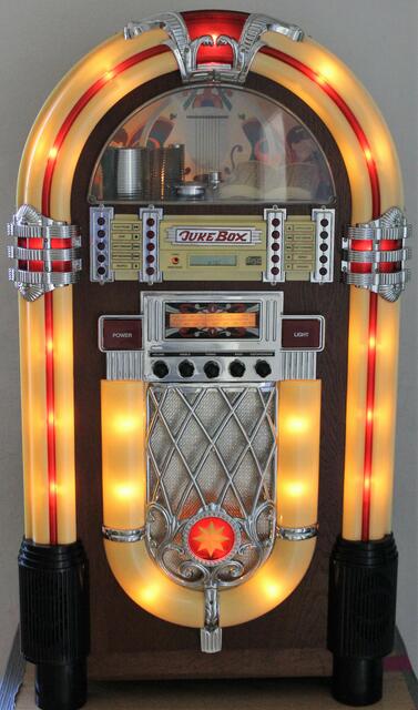 Dieses Gerät nennt sich auch Jukebox - ist aber nur ein Cassetnrecorder, ein CD-Spieler und ein Radio. Kein Münzeinwurf und keine Titelwahl möglich. Aber ein Hingucker, sie stammt aus Pöttmes von  der Firma Loquai Holzkunst. 