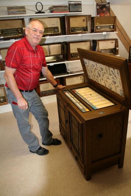Jukebox, Musikbox, Musiktruhe, Musikautomat NSM Consul 120. Das einzige ist sie leierte beim Abspielen etwas. Keilriemen nicht richtig drauf.  Für Erwin Fischer war das auch kein Problem. Sie stammt vermutlich aus den 80 er Jahren. Sie fasst 60 Singles. Eine Auswahl von 120 Titel ist somit möglich.
Die Box hat 2 Verstärker und der Münzeinwurf ist noch in D-Mark, 10, und 50 Pfennig Münzen gespielt. Die Box hat vier kleine Rollen, womit man sie transportieren kann. Maße: Breite 108cm  -  Höhe 86cm  -  Tiefe 55cm
 | Foto: Otto Killensberger