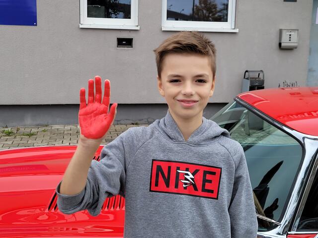 Illia mit roter Hand als Zeichen gegen den Einsatz von Kindersoldaten, Krieg und Gewalt