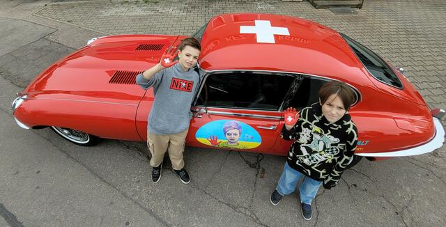 Illia und Artem vor dem "Schweizer" Jaguar