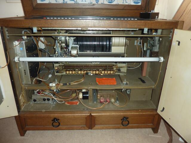 Das Innenleben der NSM Consul 120. Mechanik und Elektrik ein "Spielplatz" für Mechatroniker, diesen Beruf gab es zu der Zeit, als die Musikboxen aufkamen, noch nicht. 