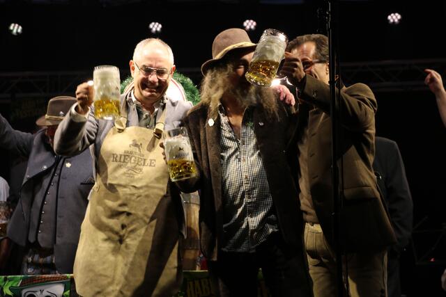 Bürgermeister Michael Wörle, Gastronom Bob Meitinger und Christian Killisperger genießen die erste gezapfte Maß. | Foto: Florian Handl