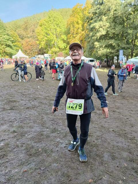 Der #Spargelsprinter kurz nach dem Zieleinlauf. Ein herrliches Gefühl. - 
Die Wiese vor dem Forsthaus Himmelspforte ist leicht durchgematscht. Das Wetter ist prächtig.