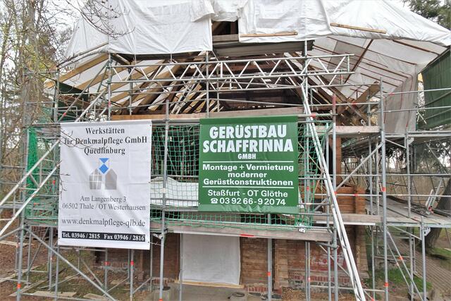 die eingehüllte Stabkirche am altem Standort, der Abbau hat bereits begonnen