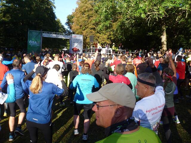 Startaufstellung der  Elf-Kilometer-Läufer/innen.
