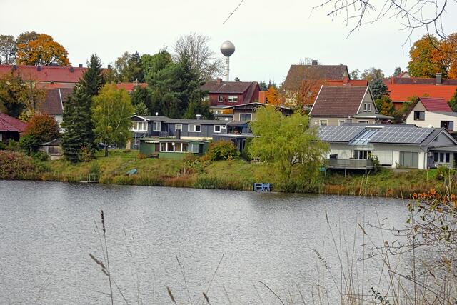 der obere Teich mit dem Wasserturm im Hintergrund