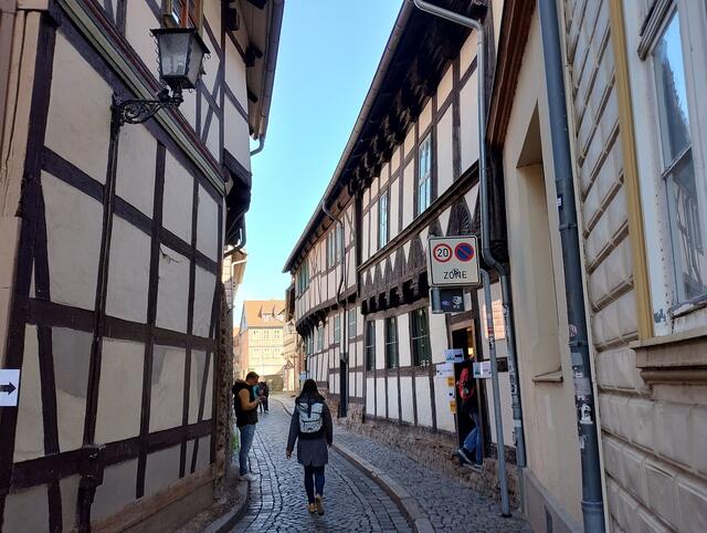 Die Marktstraße. Rechts die Remise.
