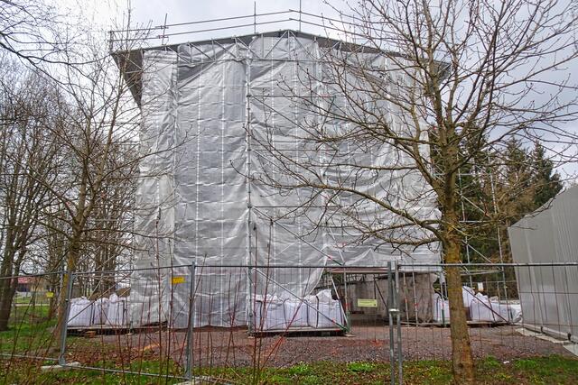 in dieser mit Schutzplanen versehenen Halle wird die translozierte Kirche wieder aufgebaut
