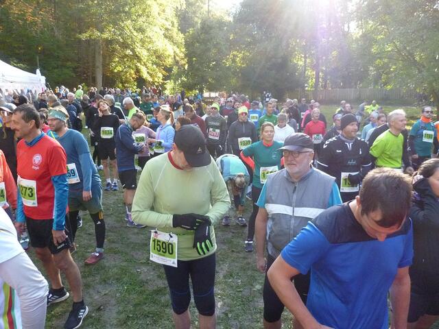 Startaufstellung der  Elf-Kilometer-Läufer/innen.
