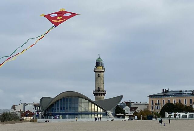 Leuchtturm und sogenannter "Teepott" von Warnemünde
