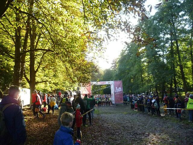 Die Fünf-Kilometer-Läufer/innen sammeln sich zum Start.
