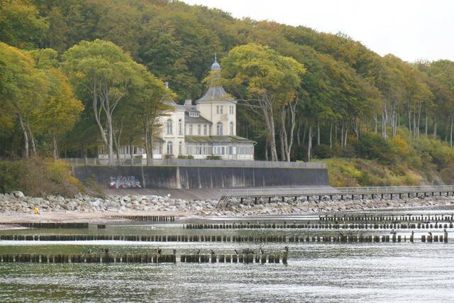 Von der Seebrücke in Heiligendamm aus ist dieses schöne Anwesen zu sehen. Meines Erachtens nach wie vor ein "Lost Place". 