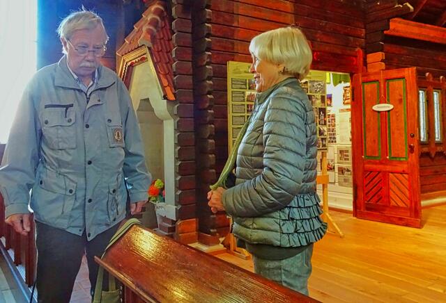 Frau Wallburg Anlauf von Stabkirche Stiege e. V. mit Herrn Horst Schöne vom Harzklub Zweigverein Harzgerode im Gespräch