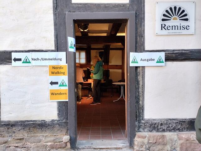 Eine „Remise“ ist nach Wikipedia ein Wirtschaftsgebäude mit Unterstand. 
