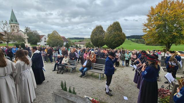 zahlreiche Pilger am Grab …