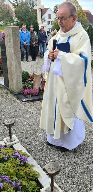 Zelebrant Paul Notz im stillen Gebet am Grab des Allgäuer Segenspfarrer Augustinus Hieber