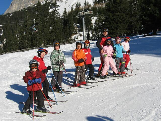 Ein fester Programmpunkt Anfang des Jahres sind die Skikurse der DSV Skischule unserer Abteilung, bei dem den Kleinen von geschulten Lehrern das Skifahren beigebracht wird.