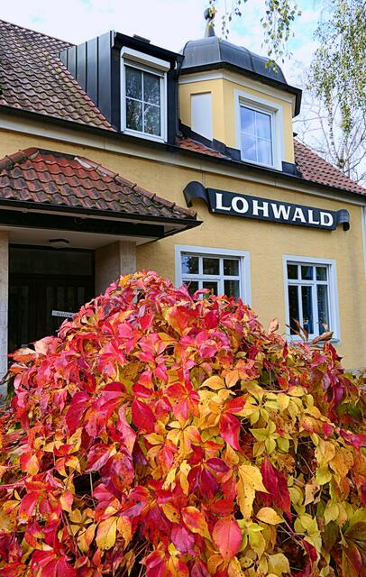 Das Gasthaus am Lohwald mit herbstlicher "Deko"
