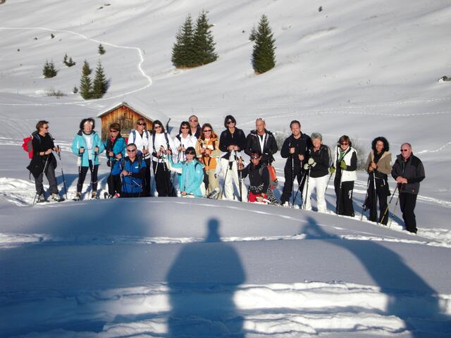 Schon seit vielen Jahren sind die Schneeschuhwanderungen sehr beliebt, die immer parallel zu den Skikursen stattfinden.