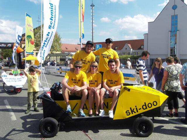 Einige Jahre veranstaltete die Junge Union Gersthofen ein Seifenkistenrennen auf der Bahnhofstraße, bei dem auch ein Gefährt der Abteilung Alpin mit Erfolg teilnahm.