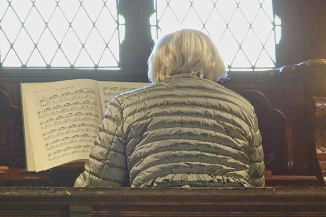 Frau Wallburg Anlauf führte uns am restaurierten Harmonium die gute Akustik der Stabkirche vor.