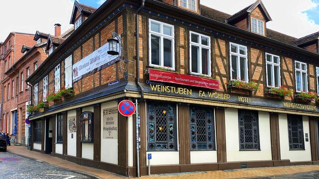 Das Weinhaus Wöhler inmitten der Schelfstadt sticht durch sein historisches Ambiente heraus. Foto: Helmut Kuzina