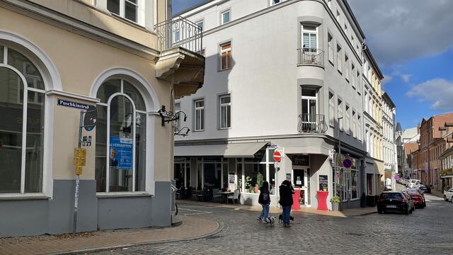 Die 650m lange Straße durch den Stadtteil wurde nach dem Zweiten Weltkrieg nach dem russischen Nationaldichter Alexander Sergejewitsch Puschkin (1799–1837) benannt. Foto: Helmut Kuzina