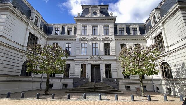 Das repräsentative Palais diente einst der großherzoglichen Familie als Wohnsitz. Heute befindet sich in dem Gebäude an der Puschkinstraße das Justizministerium. Foto: Helmut Kuzina