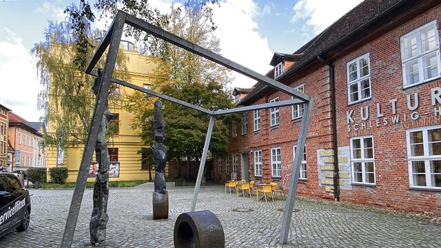 In dem zweistöckigen Backsteingebäude an der Puschkinstraße befindet sich das Schleswig-Holstein-Haus, ein Veranstaltungs- und Ausstellungsort. Foto: Helmut Kuzina
