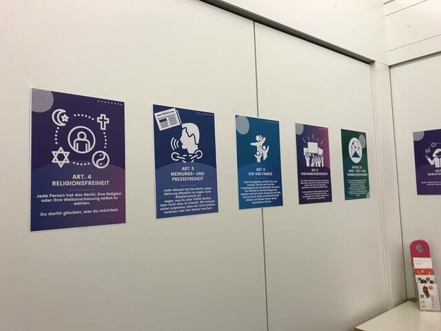 Die Besucher der Langen Kampf-Nacht der Demokratie konnten sich über die Artikel des Grundgesetzes der Bundesrepublik Deutschland informieren. | Foto: Ulrike Meißner/vhs Augsburger Land e. V.