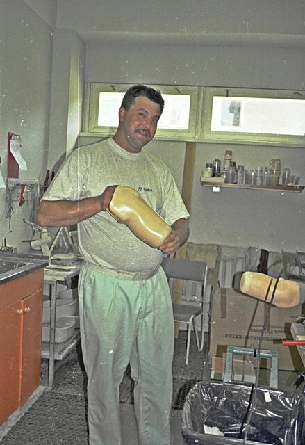 Er fertigt eine Kunststoffprothese