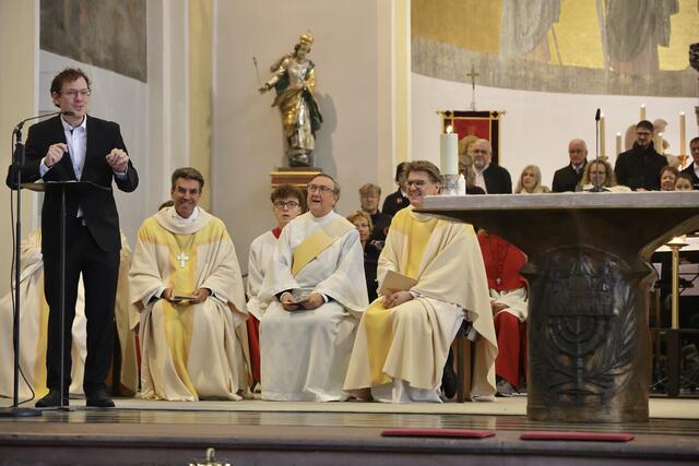 Abschlussgottesdienst des Jubiläumsjahres „150 Jahre neue Stadtpfarrkirche St. Jakob“ am 20.10.24. vl: Abt Johannes Eckert OSB, Diakon Ludwig Drexel und Stadtpfarrer P. Steffen Brühl SAC - Foto: Achim Lüders | Foto: Achim Lüders
