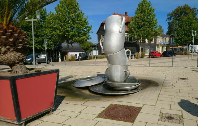 Die Fußgängerzone mit dem originellen Brunnen ist die Verlängerung der Kurpromenade. Hier gibt es nette Cafés, Läden und Restaurants. | Foto: Shima Mahi